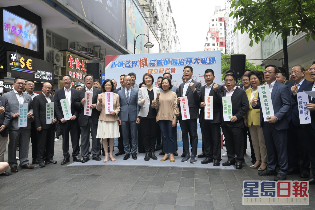 「香港各界撑完善地区治理大联盟」指各区有签名活动，供市民签名支持。梁誉东摄