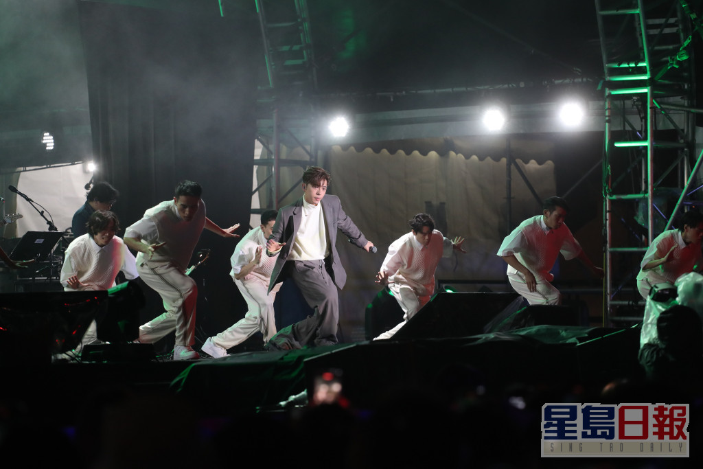 吕爵安（Edan）昨晚在《POPFEST HKT西九音乐节》上演出。