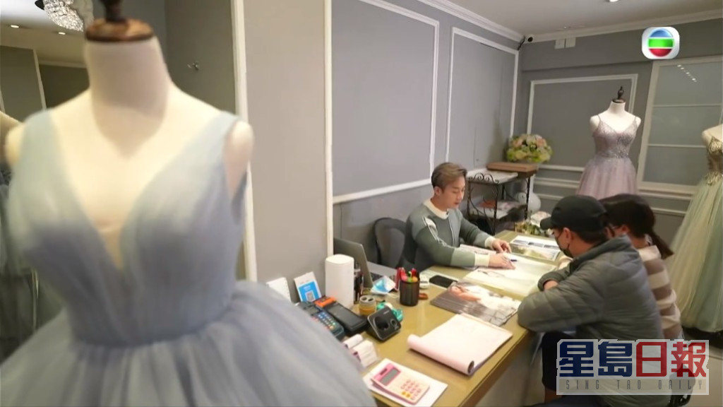 现时40岁的涂家尧是一名婚纱销售员。