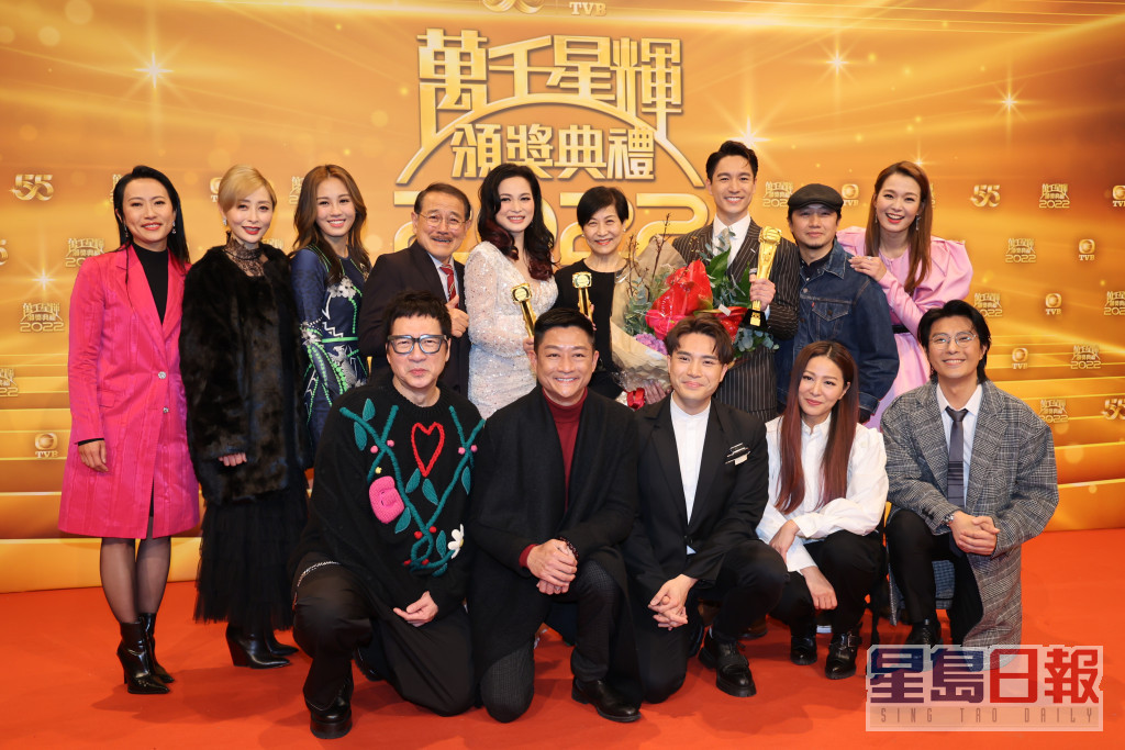上月《万千星辉颁奖典礼》上，曾励珍获得「万千光辉演艺大奖」，在后台获得一班艺员恭贺。