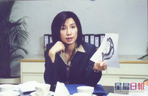 关秀媚因连续接拍几部王晶导演的作品而被封为「晶女郎」，其后凭《每天爱你八小时》获提名台湾金马奖最佳女配角。
