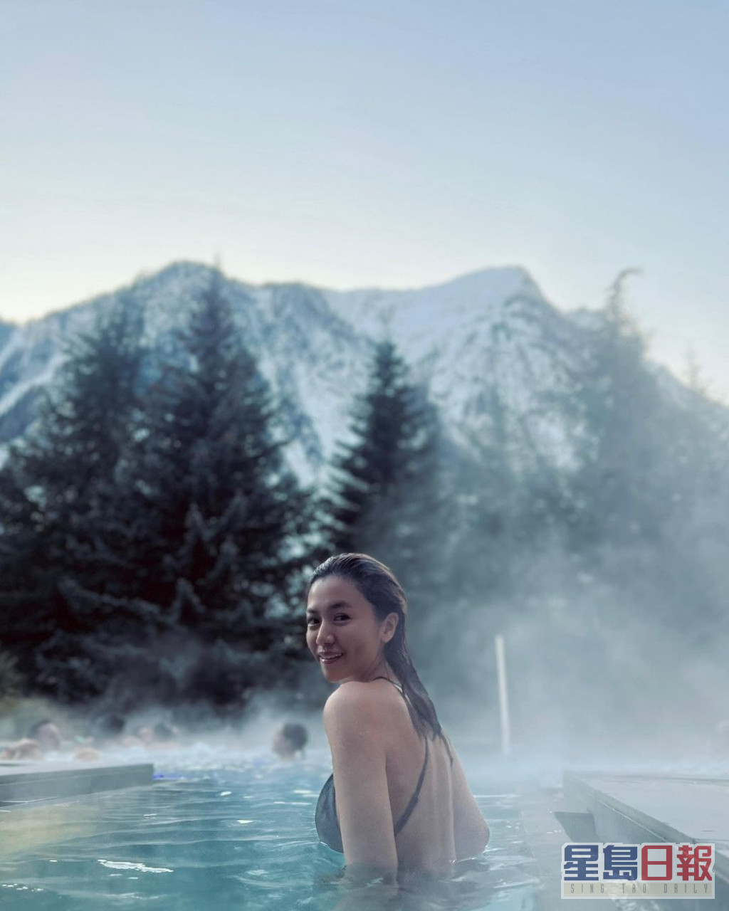 杨偲泳露纤腰晒美背于冰天雪地下浸温泉。