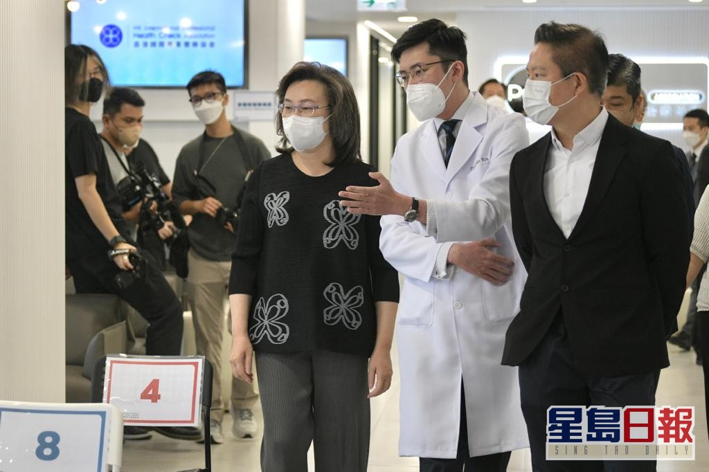 杨何蓓茵视察私家诊所新冠疫苗接种站。