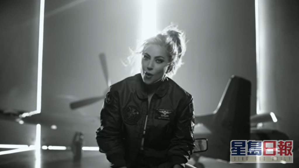 Gaga穿上飞机师外套，型到炸裂！