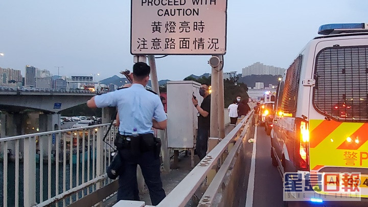 警员在桥面进行调查。