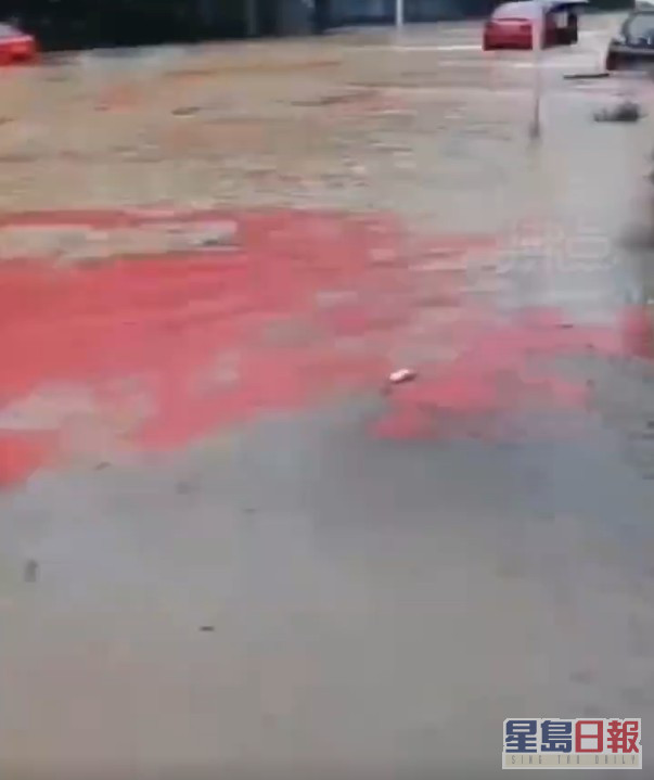 街道上出現大片紅血辣椒油在漂浮。網圖