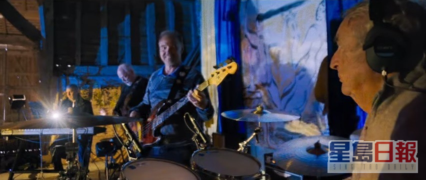 Pink Floyd的4名成員都出現在MV中。