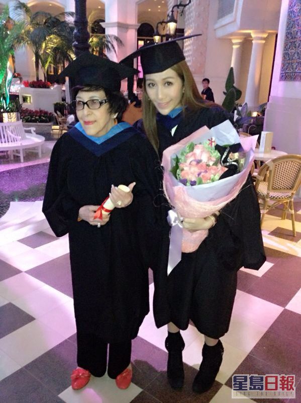 2013年，何超盈在港大行毕业礼后，问同学借了一套毕业袍和四方帽，带去澳门给何婉鸿一齐穿毕业袍影相。