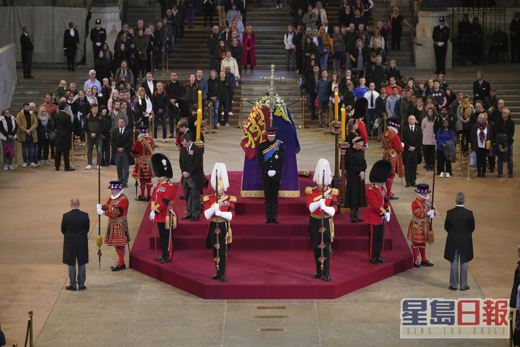 伊利莎白二世女皇的孙子们，周六在伦敦西敏厅，参加了守夜仪式。AP