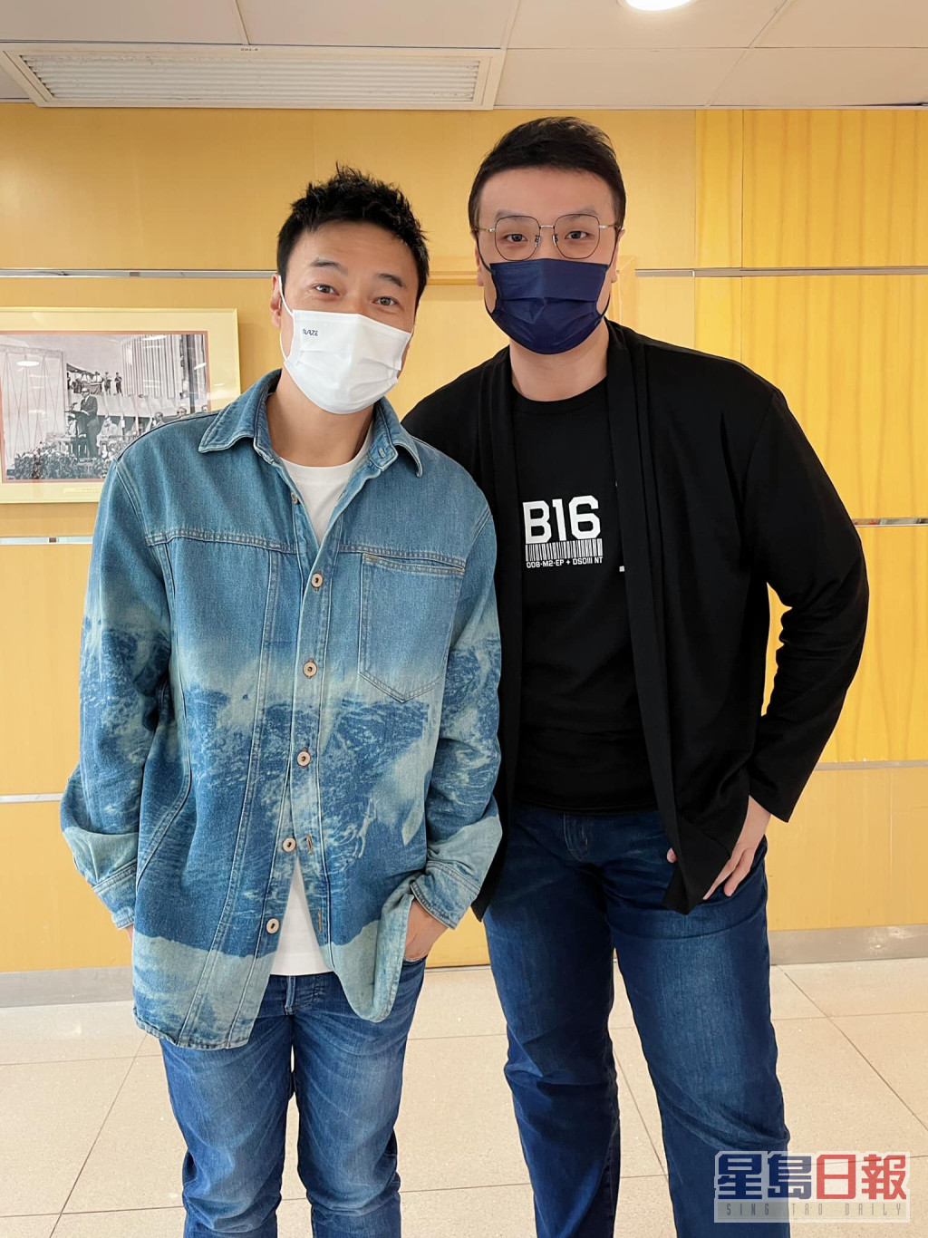 许志安（左）日前到电台接受访问。