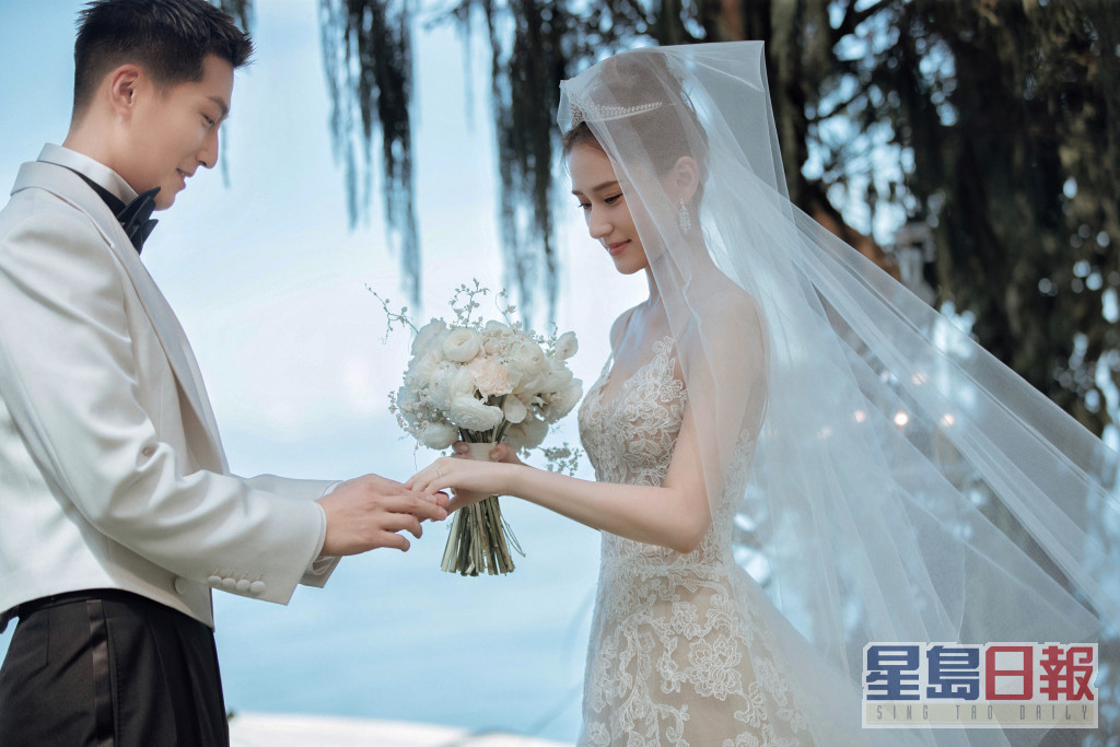 何超莲与窦骁4月18日正式成为夫妇。