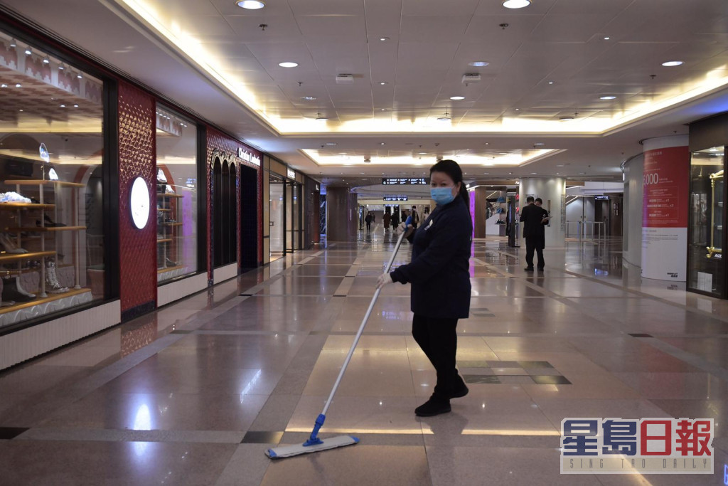 商場職員及機器人忙於消毒清潔。