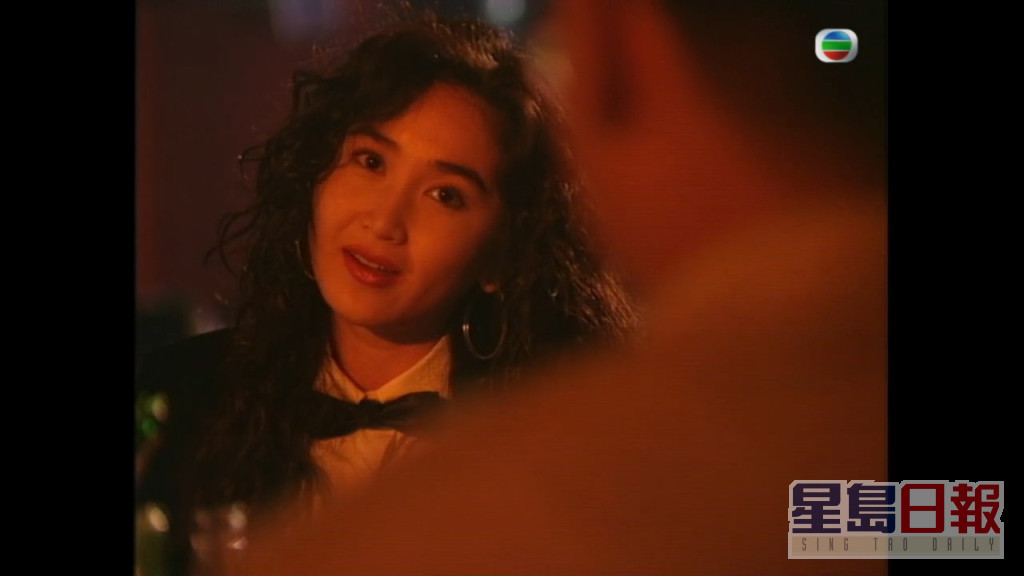 溫碧霞在1991年的短劇《與郎共舞》飾演夜總會知客。