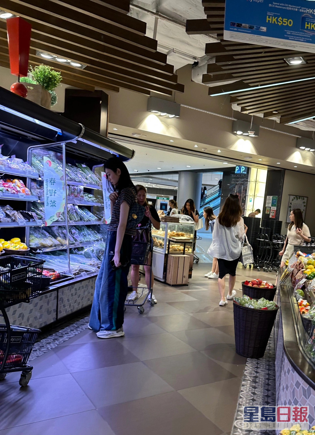 有網民在中環IFC一家高級超市巧遇奚夢瑤，大讚她皮膚好、非常瘦、有氣質。