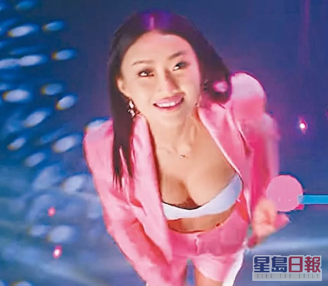 在港姐宣傳片中，鏡頭高炒，令Reina露出「湯碗胸」。