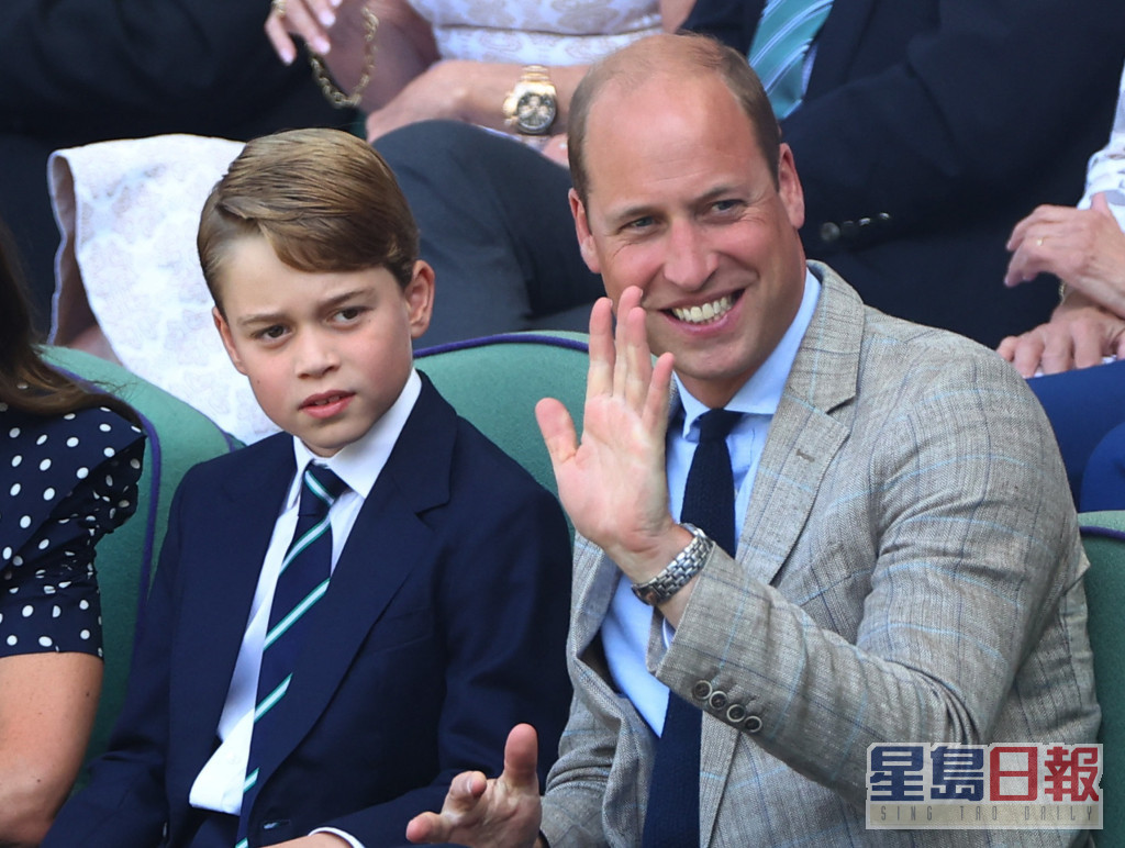 今年7月時穿上西裝喬治王子與父母一同觀看網球賽。REUTERS