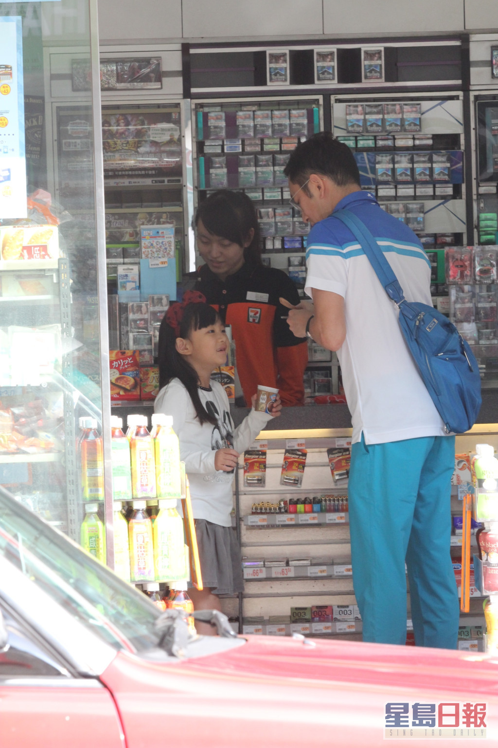 吴启华在2014年曾被拍到亲自凑女到便利店买雪糕。