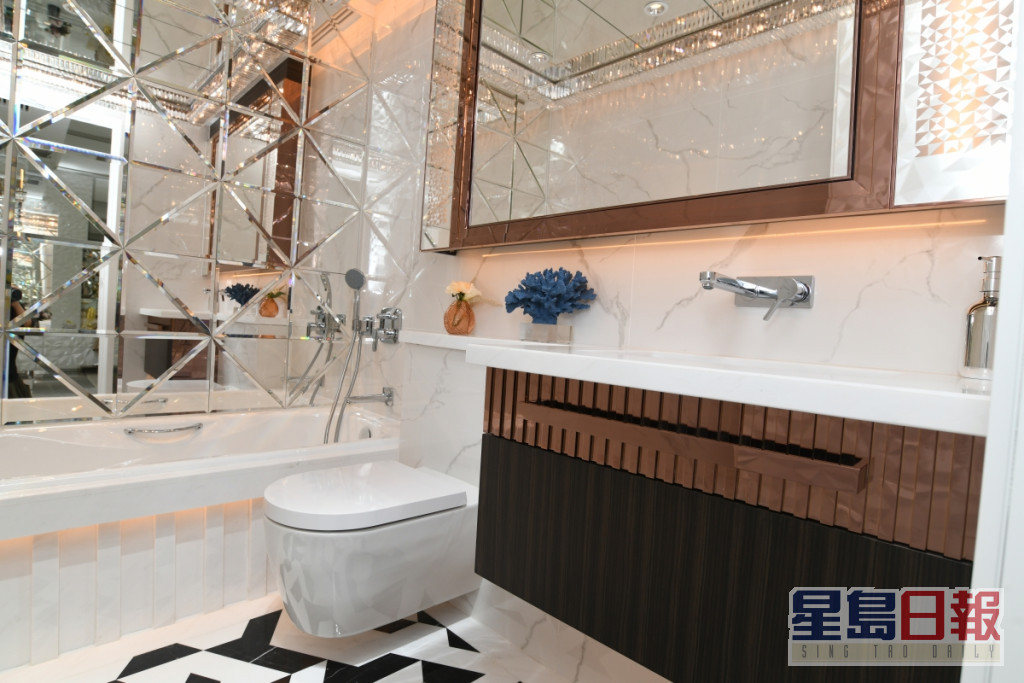 浴室加入鏡飾，有助延伸空間感。