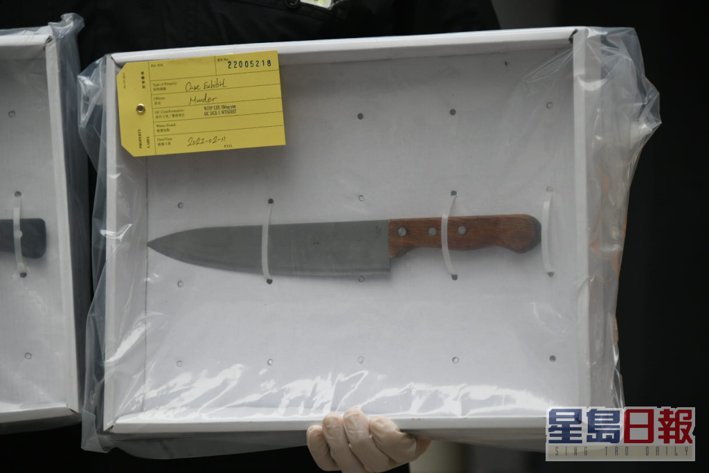 警方于单位内检获菜刀及牛肉刀。