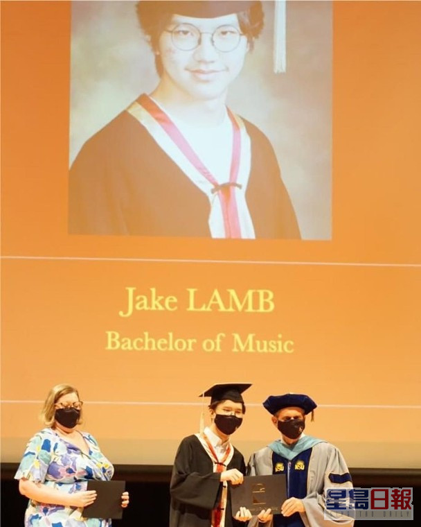 林熙其实系中学毕业，相片背景所写的学科是他将升读大学的学科。