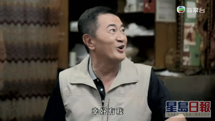 鄧梓峰近日於TVB台慶劇《美麗戰場》中飾演陳曉華父親、麥玲玲丈夫。
