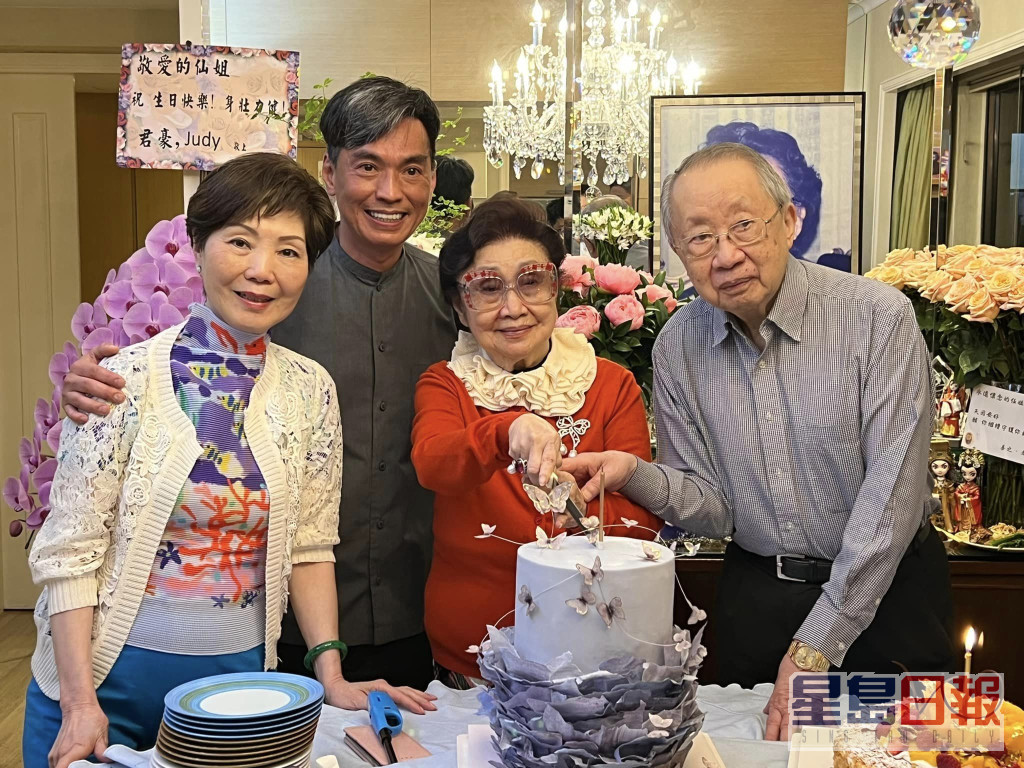 白雪仙在（右起）契仔陈医生、侄仔陈以聪及任姐契女高太陪同下砌蛋糕。