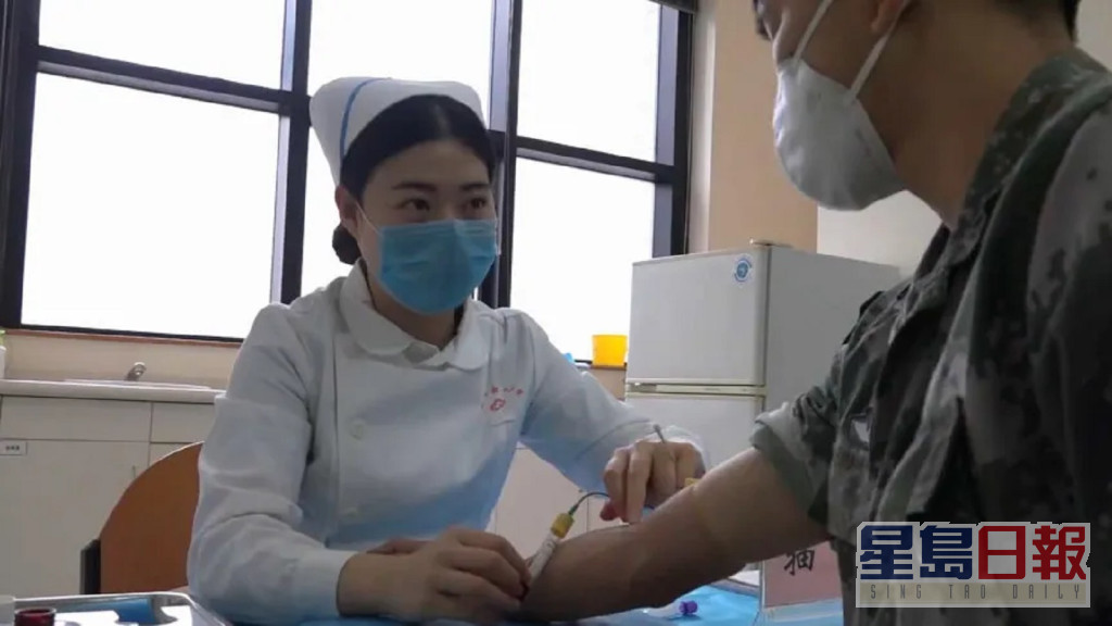 駐港部隊醫院護士長張藝小在上海機場協助搶救昏迷旅客。