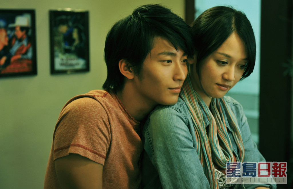 窦骁在电影《倾城之泪》中与陈乔恩合作。