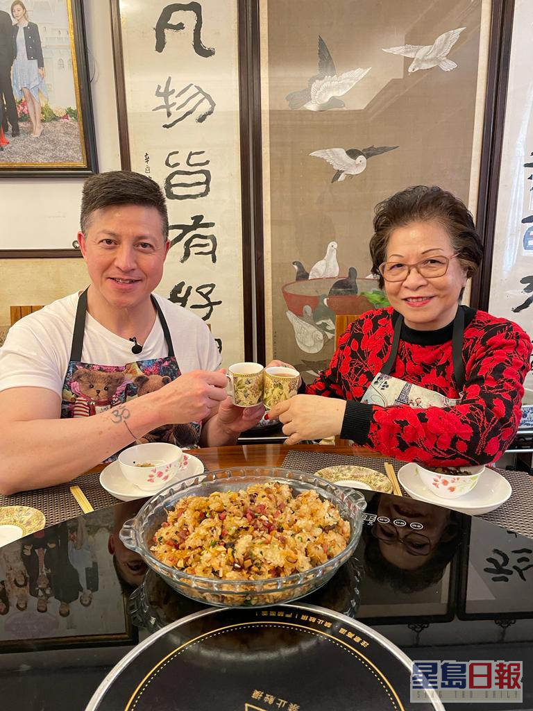 Rocky向民間廚神陳太拜師，學煮「生炒臘味糯米飯」。