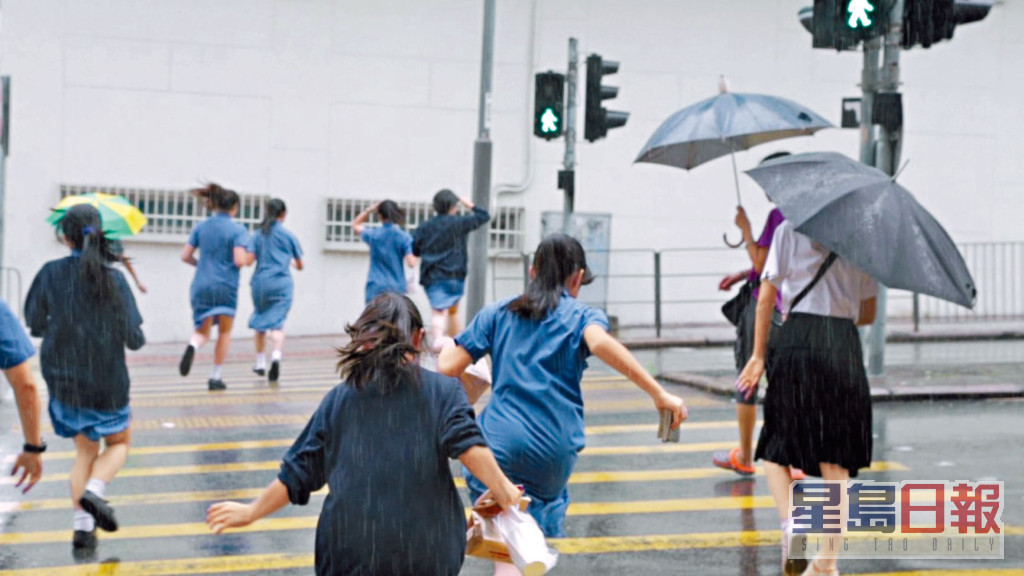 剛奪香港電影評論學會「最佳電影」榮譽的《給十九歲的我》，在爭議聲中暫停公映。