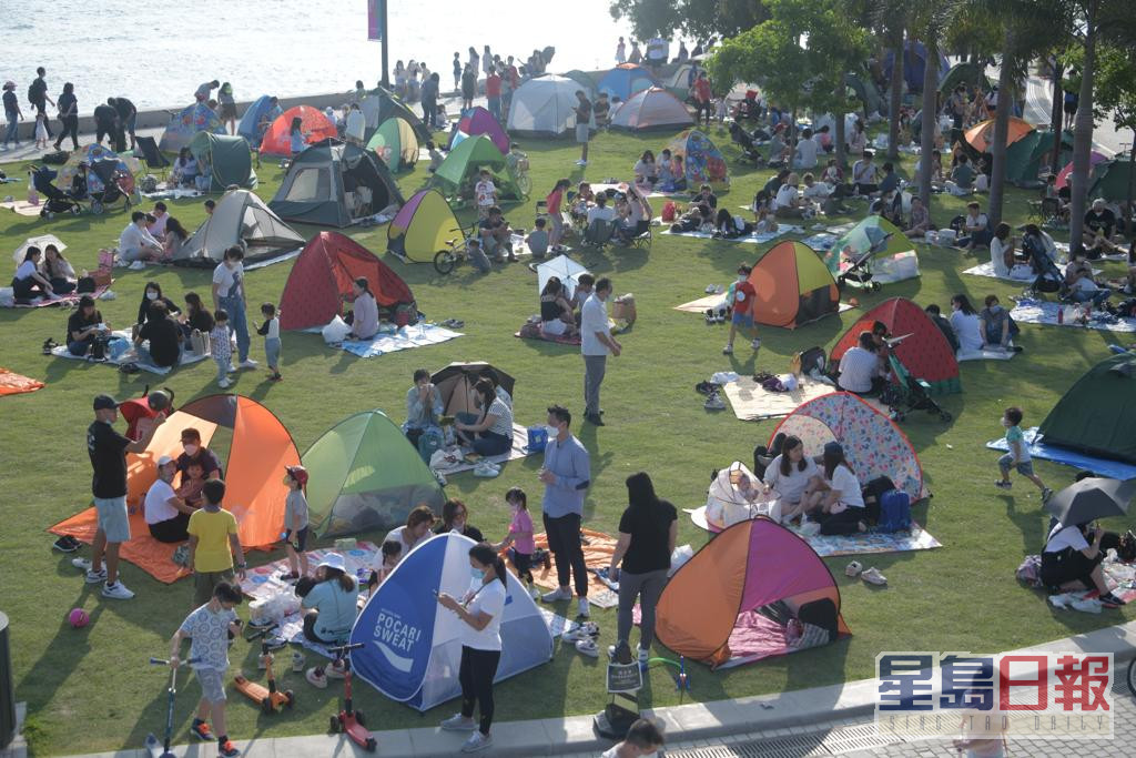西九龙海滨大批市民享受假日阳光。
