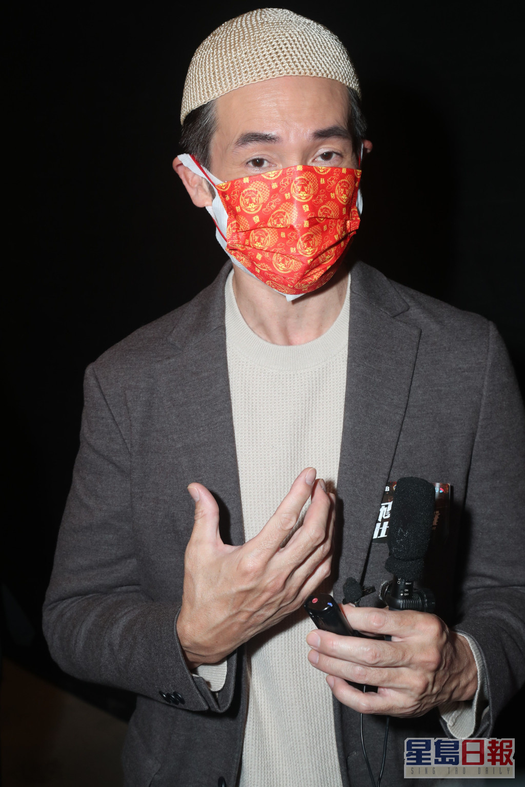 陳豪早前出活動也戴上兩個口罩。  ​
