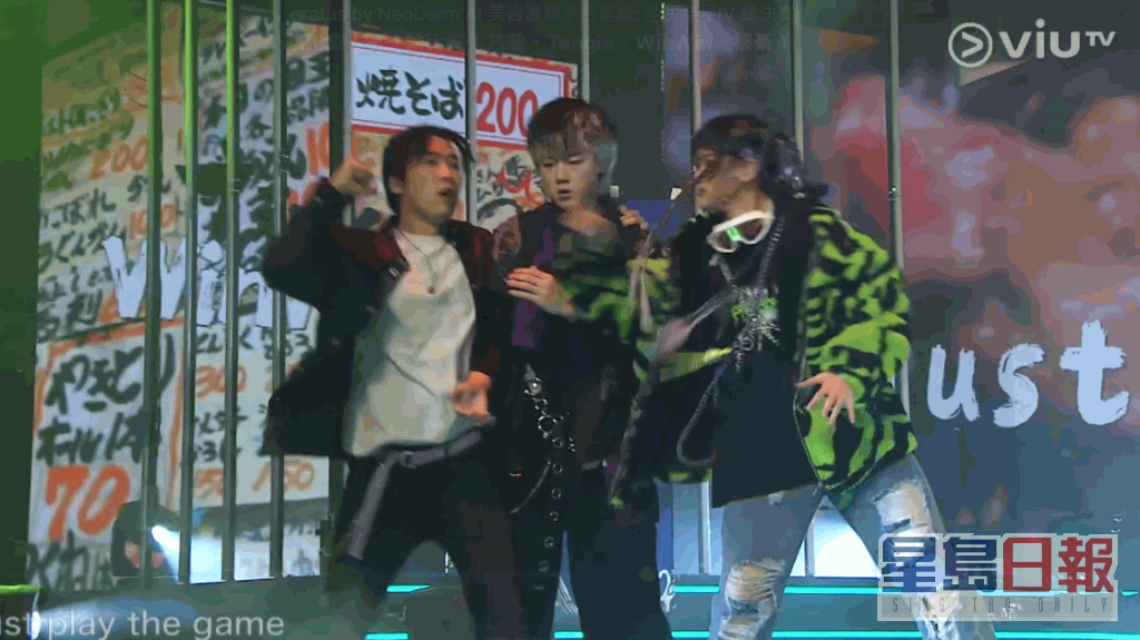 訪問其間，Win Win自爆決賽表演嘅舞同男朋友KC一齊排，而KC亦有上台一齊跳(左二)。