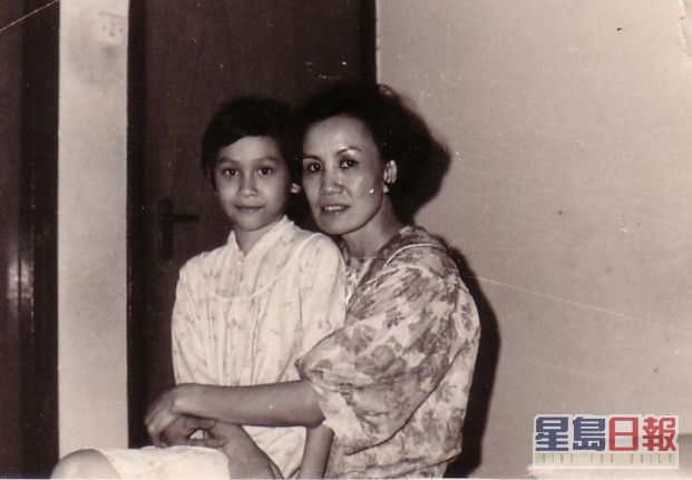 童年余安安與媽媽。