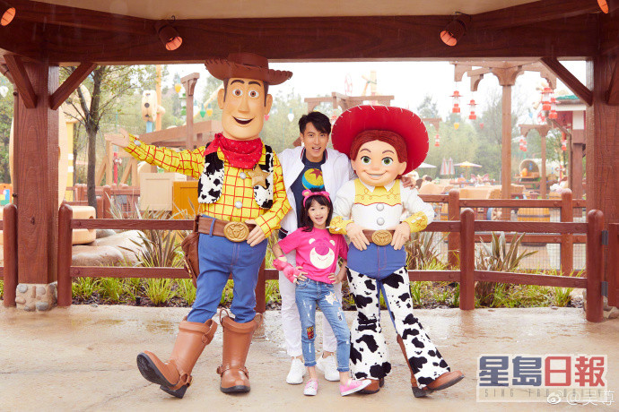 吴尊真系成日带两个小朋友去迪士尼。