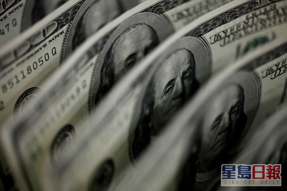 美元依然是第一大貨幣，權重升至43.38%。路透社資料圖片