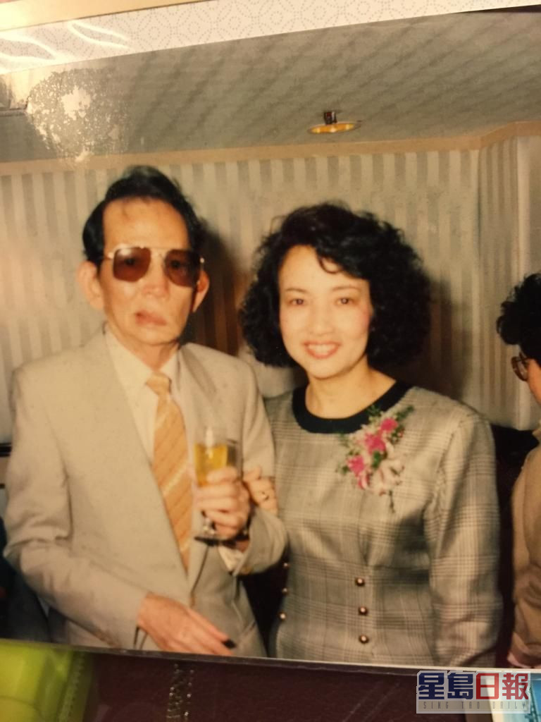 冯素波父亲为粤语片著名演员兼导演冯峰。