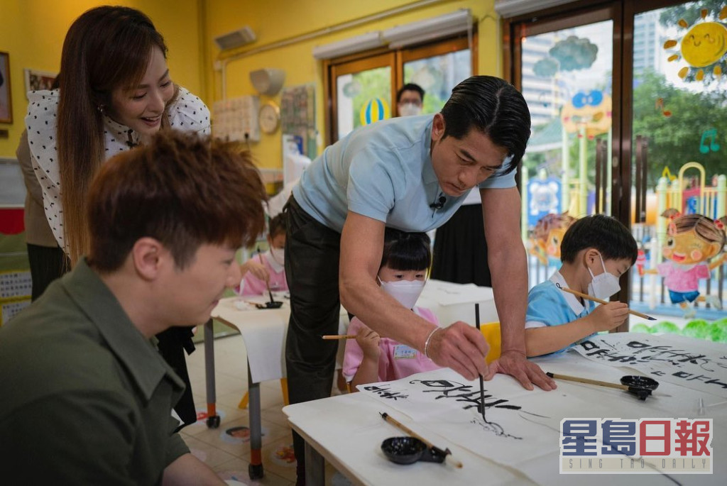 郭富城日前去幼稚園做一日書法老師，對住小朋友勁有愛心。