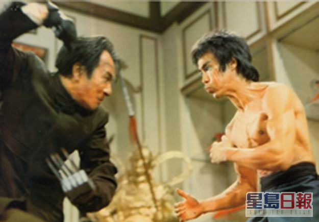 石堅（左）在《龍爭虎鬥》中飾演背叛少林的反派，師弟李小龍為師傅清理門戶，二人要作生死鬥。