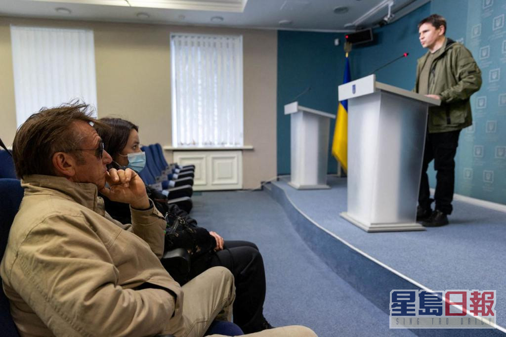 辛潘出席了乌克兰高级官员举行的遭俄罗斯入侵记者会。