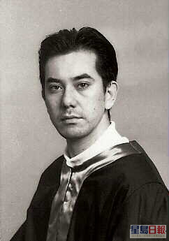 黄秋生于1988年毕业时的照片，在学三年年年获选最佳男演员。（东周刊图片）