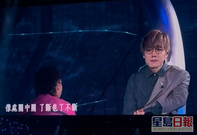 林家謙坐在舞台上欣賞陳奕迅演繹一曲《今日》，相當感動。