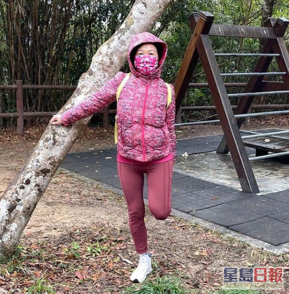 叶刘淑仪在Instagram上载照片，指自己在入冬最冷一天在布力径上拉筋。