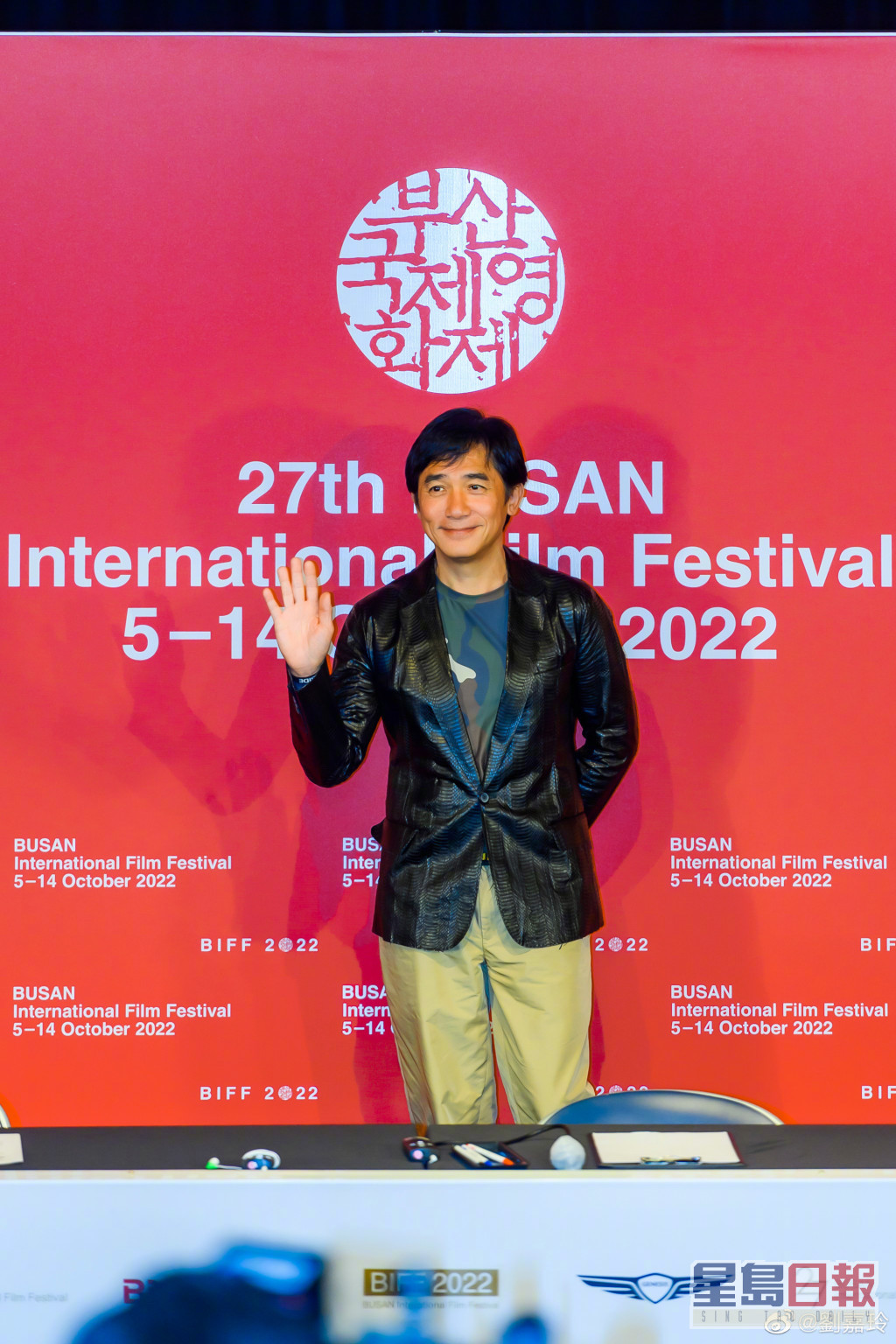 梁朝偉早前到韓國參加第27屆釜山國際電影節，在當地大受歡迎。