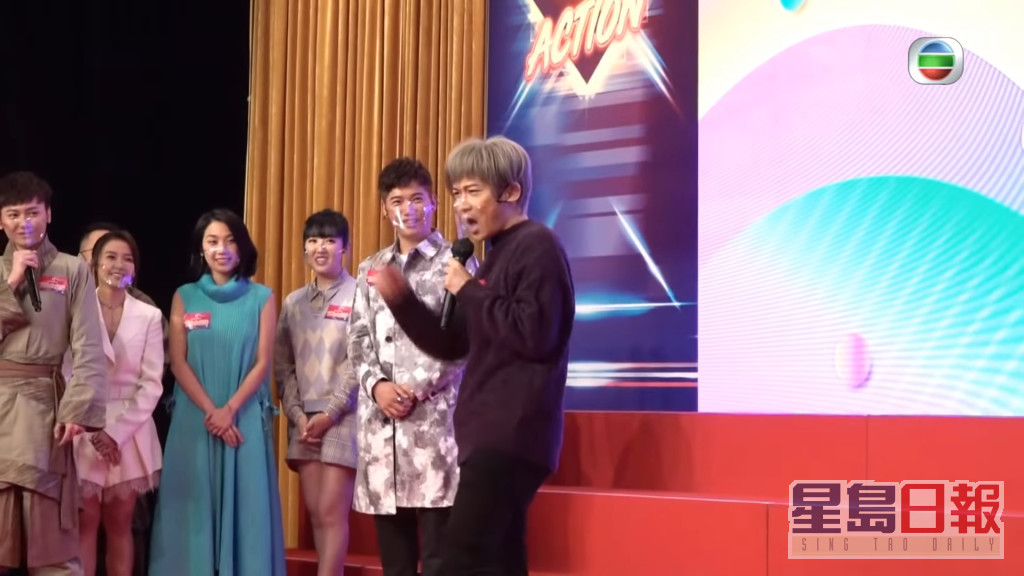 鄧智堅2021年在記者會宣傳《開心大綜藝》扮姜濤，結果引起姜糖狂插。