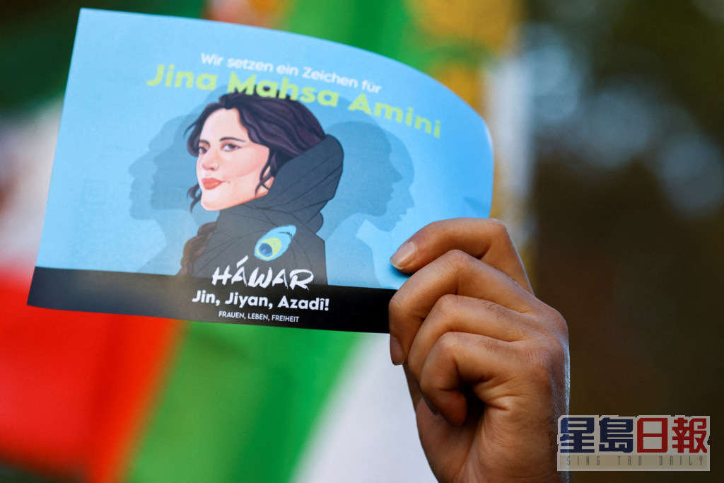示威者声援过去一个多月在伊朗因为头巾风波而发动抗争的示威者。路透社图片