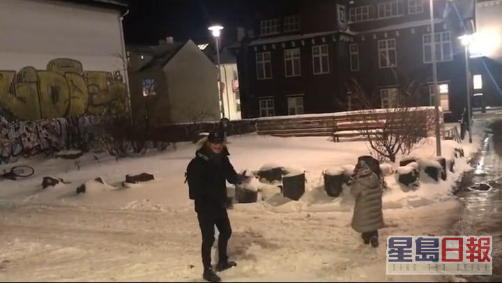 羅嘉良與囡囡展開雪戰。