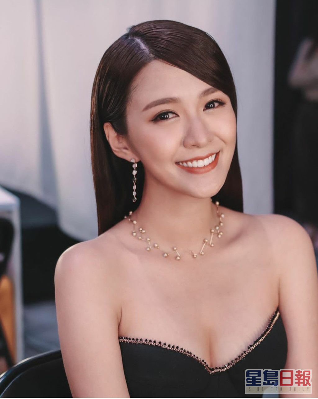 江嘉敏之前以黑裙打扮亮相《万千星辉贺台庆2020》，她自言是近年最好的打扮。