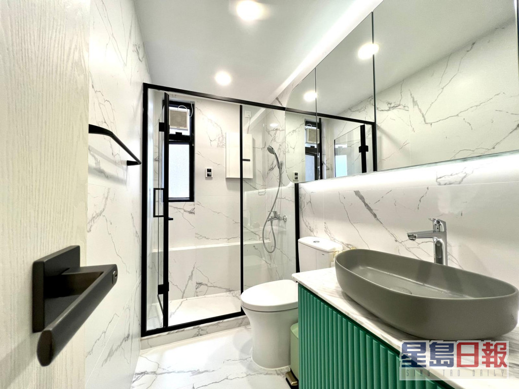 浴室采乾湿分离设计，设有独立淋浴间。