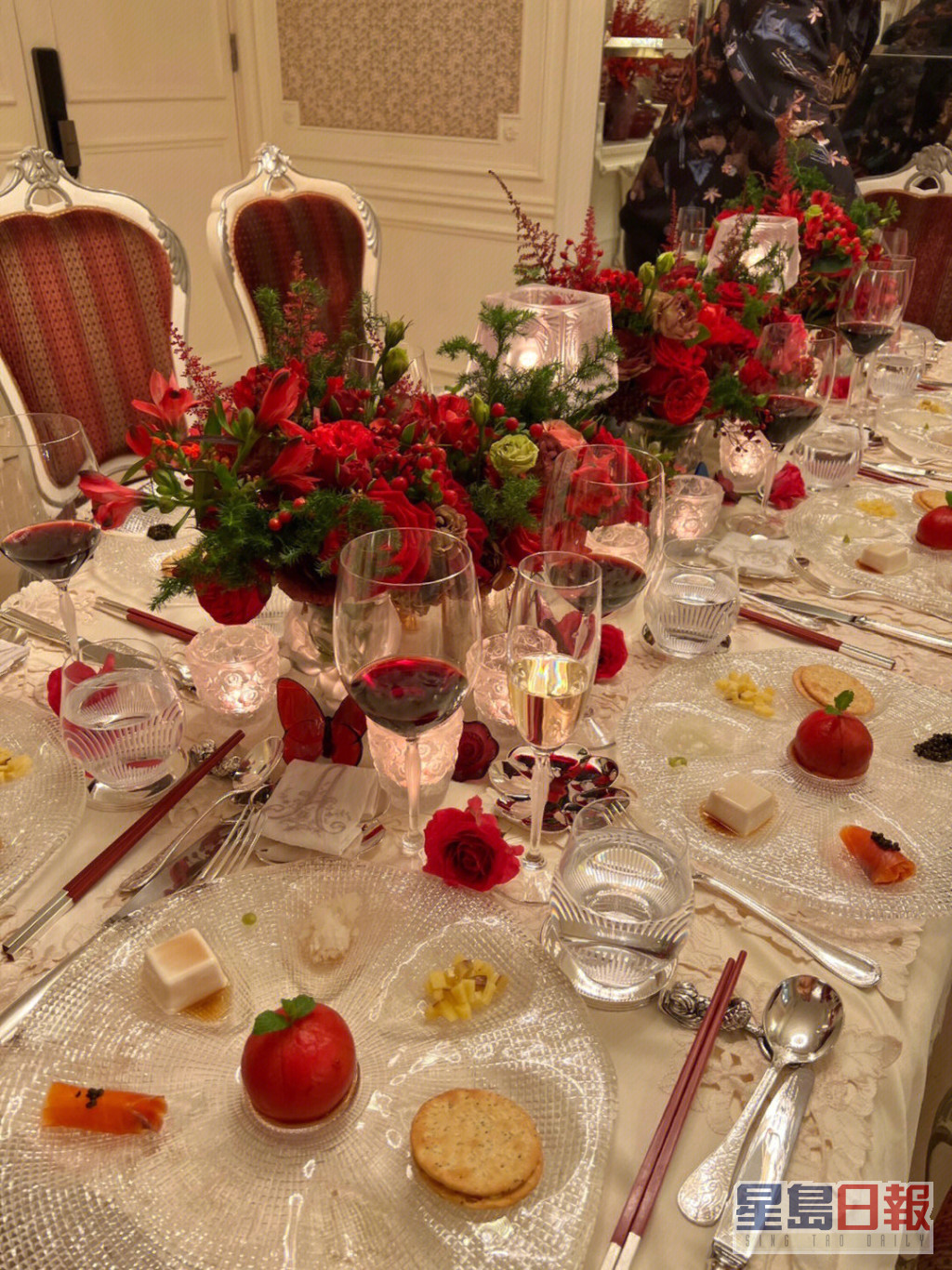 家宴在王玉環的豪宅舉行，相當奢華。
